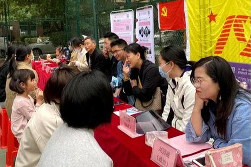 党员教师进社区 教育咨询暖人心——武汉第十九中学开展义务服务活动